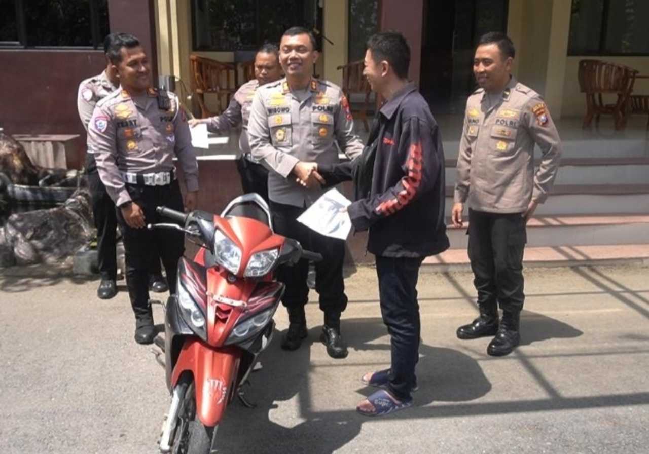 Kapolres Bangkalan Serahkan Motor Hilang 14 Tahun Silam