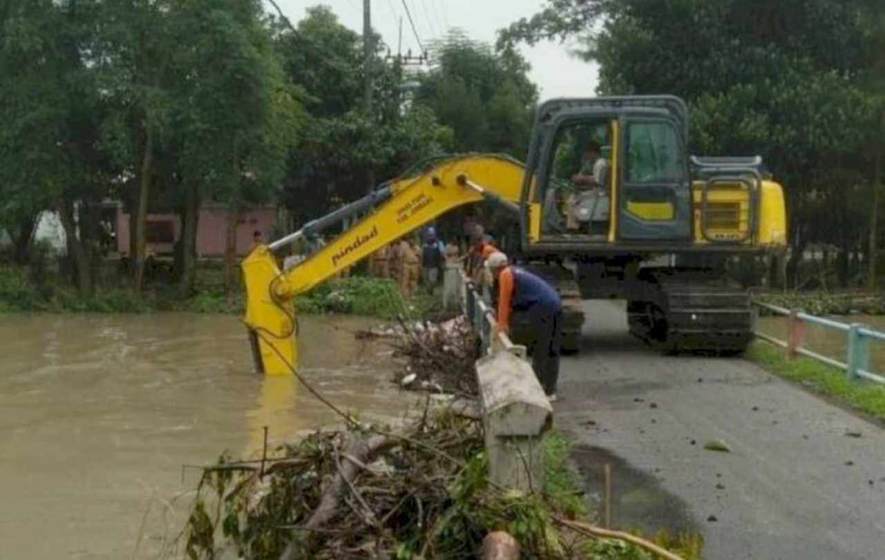 Gerak Cepat PUPR Jombang Bersihkan Sampah di Sungai Afvoer, Cegan Luapan Air