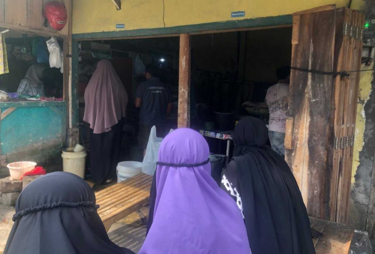 Warga Lumajang Rela Berjam-jam Antre Cetak Bakso di Hari Idul Adha