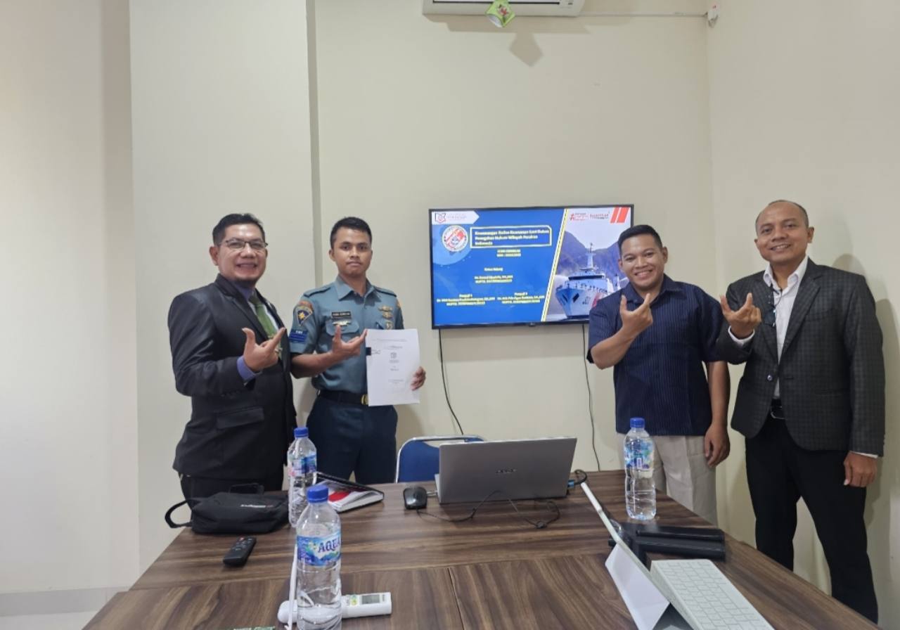 Mahasiswa TNI AL Berikan Cinderamata ke Dosen Pembimbing Usai Ujian Skripsi