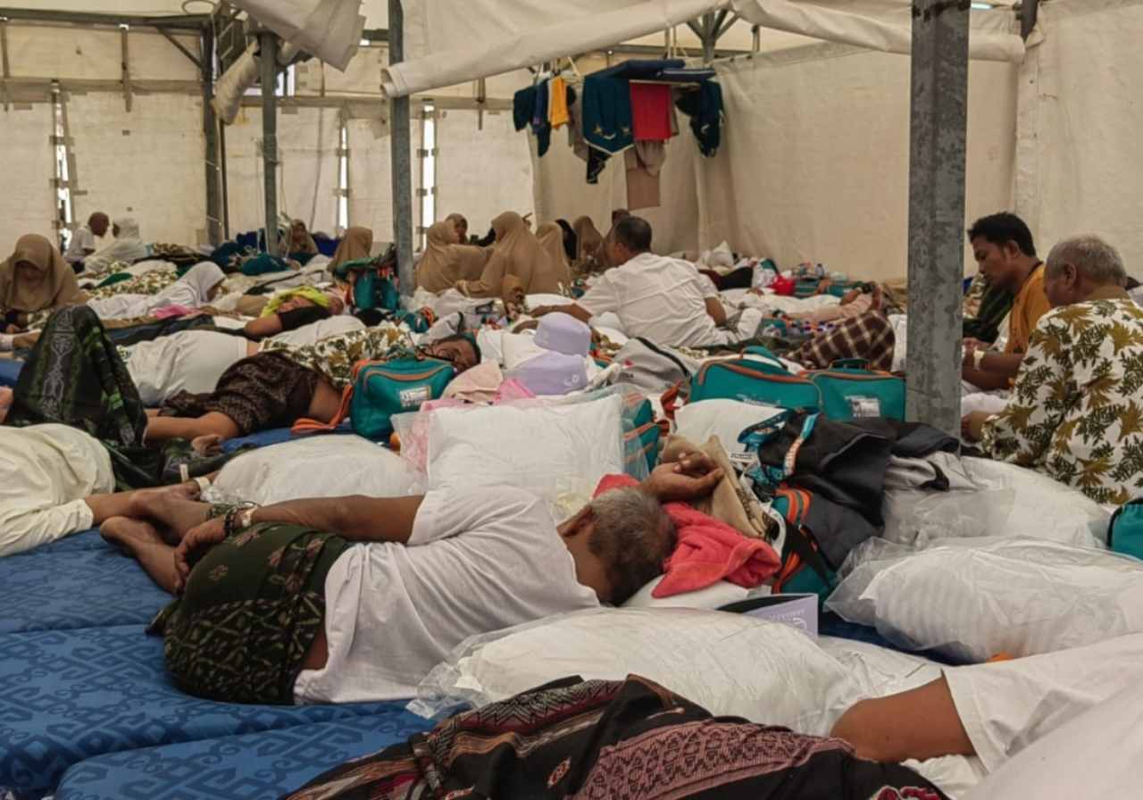 Sejumlah Jemaah Haji Kloter 72 Asal Bangkalan Kelelahan Usai Lontar Jumrah, Konsumsi Belum Diterima