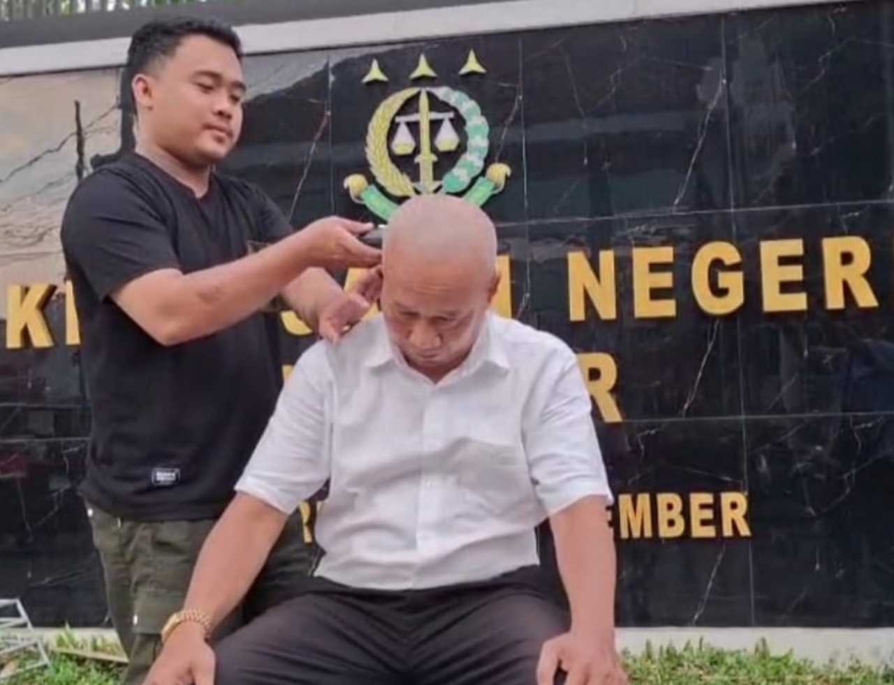 Cukur Gundul di Depan Kejari Jember, Aktivis Anti Korupsi: “Bongkar Semua !