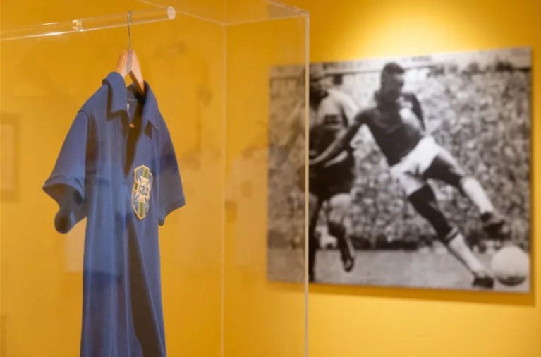 Jersey Bersejarah Pele Laku Rp80 Miliar, Jadi Memorabilia Termahal Sang Legenda