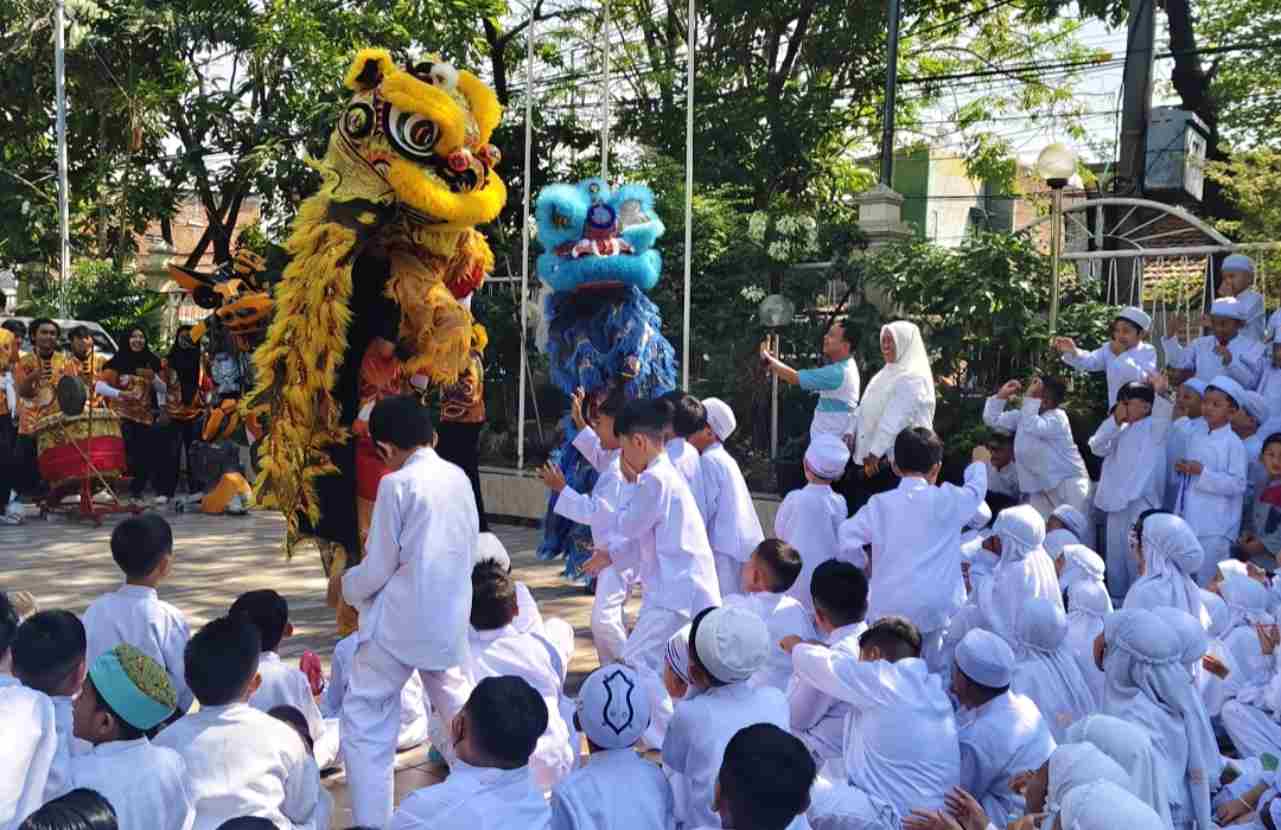 SD Khadijah Pandegiling Kenalkan Barongsai di MPLS, Tanamkan Wawasan Budaya Global Sejak Dini