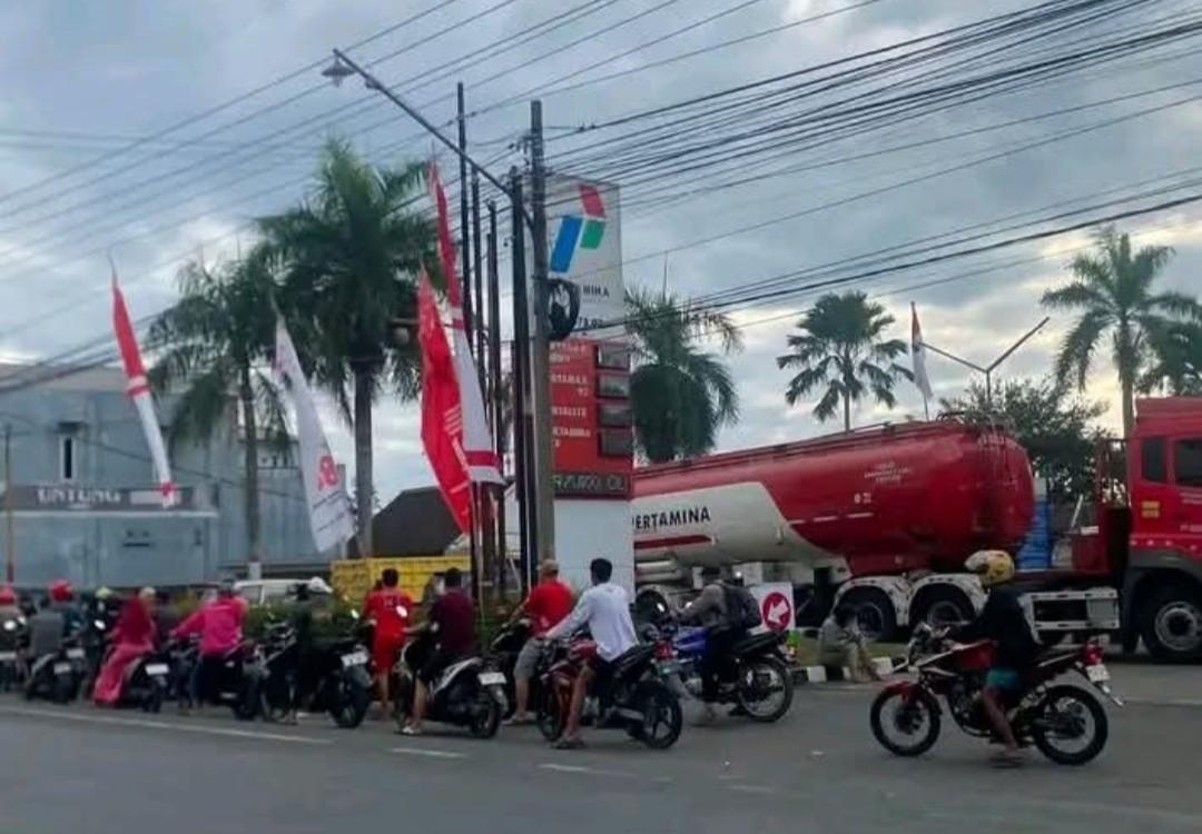 Antrean Mengular di SPBU Lumajang, Warga Geram: Katanya Stok BBM Aman, Kok Begini ?