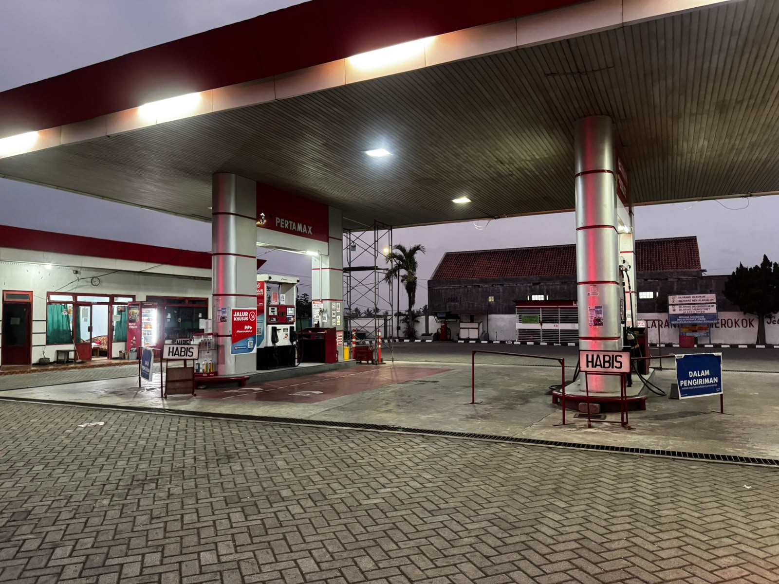 BBM Jember Terganggu, Antrean Meluber ke Lumajang: Pertamina Klaim Pasokan Diperkuat
