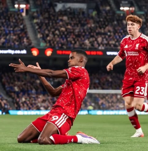 Isak Borong Dua Gol, The Reds Menang 2-0
