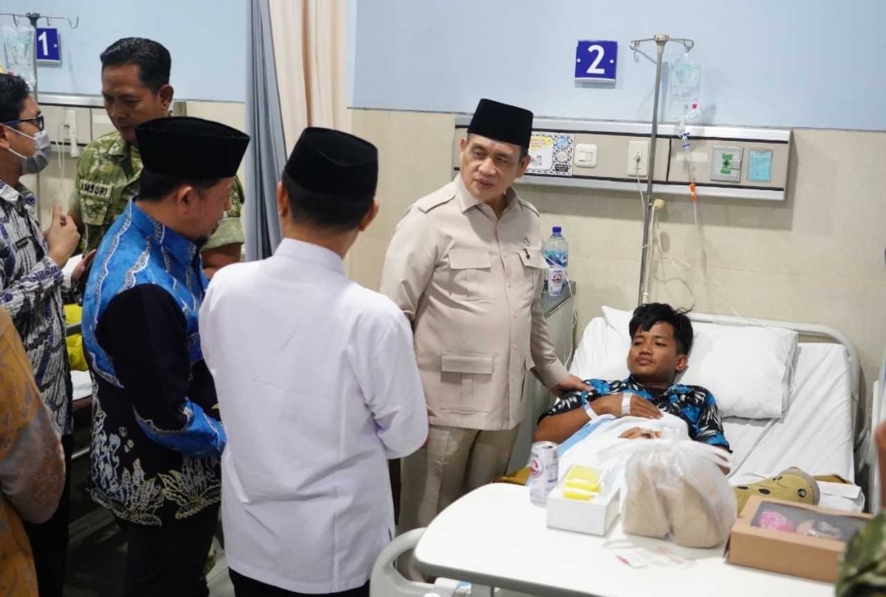 Wamenag Jenguk Santri Manbaul Hikam Usai Dugaan Keracunan MBG, Dorong Investigasi dan Evaluasi