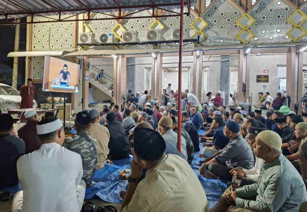 Hadirkan Ustaz Syafiq Riza Basalamah, Ratusan Jamaah Padati Masjid Samsul Huda Kota Madiun