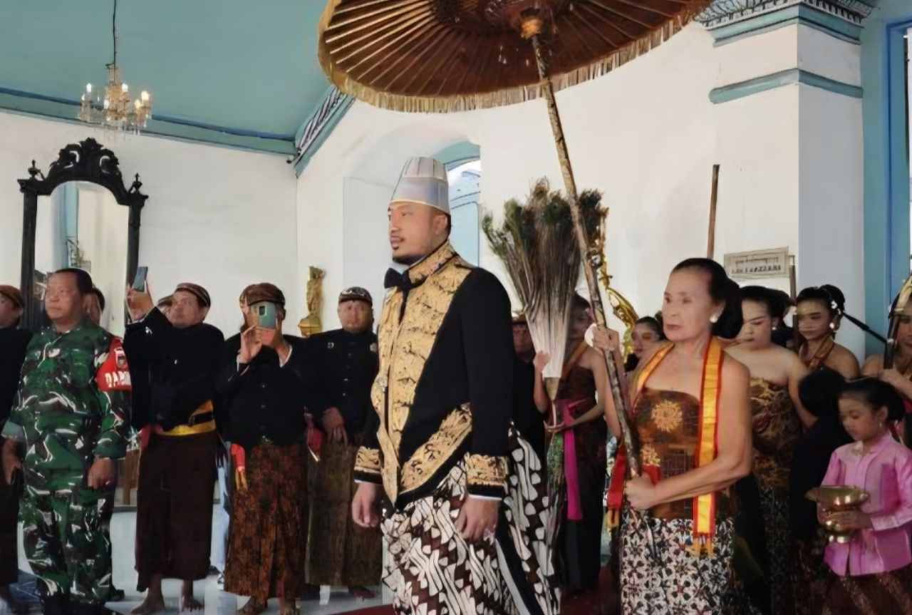 PB XIV Hangabehi Resmi Naik Takhta Keraton Solo
