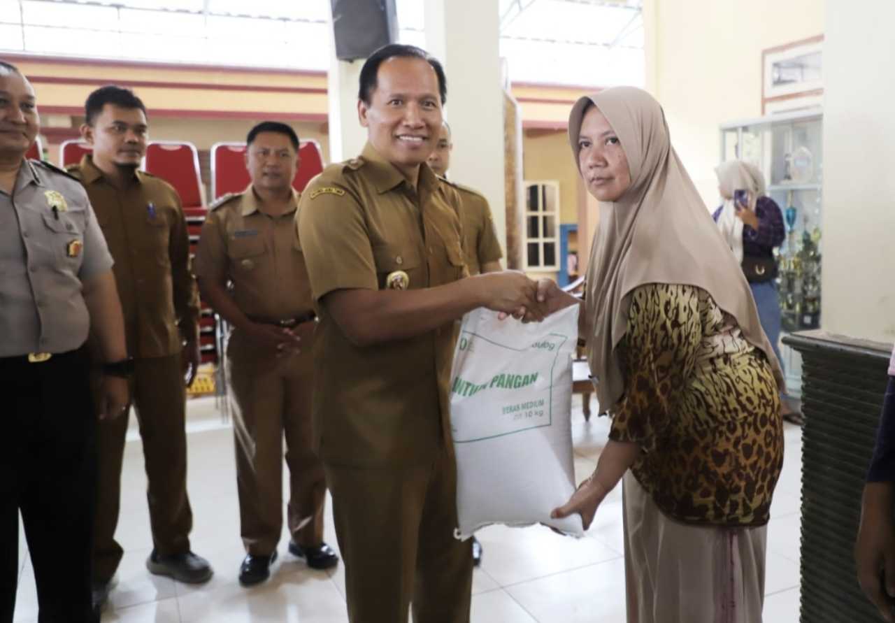 Plt Bupati Tulungagung ABAH Salurkan Bantuan CPP Beras di Kecamatan Sumbergempol