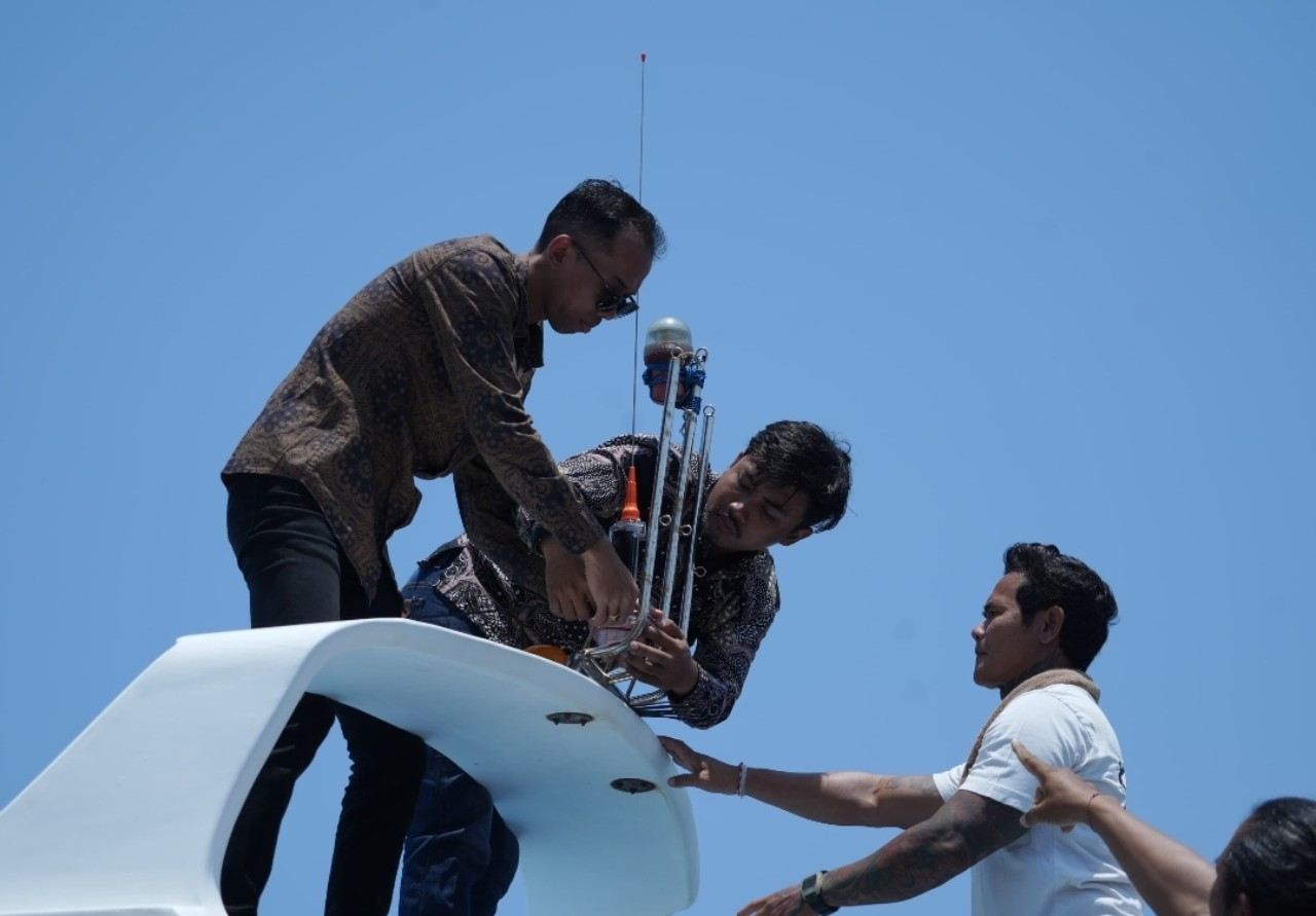 ITS Bawa Teknologi AISITS ke Klungkung Bali, Kapal Nusa Penida Mulai Dipantau Digital