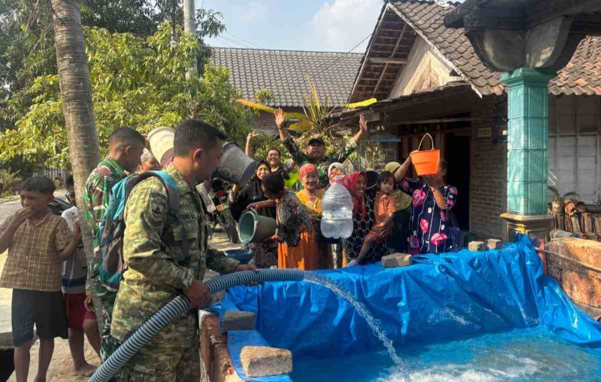 Brigif TP 33 Naga Sesha Salurkan 20.000 Liter Air Bersih Bagi Warga Terdampak Kekeringan di Bojonegoro