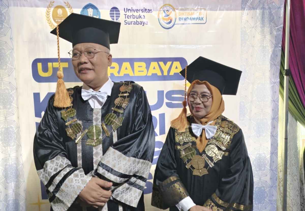 Wisuda UT Surabaya 2026, Rektor Tekankan Mutu Lulusan dan Perluasan Akses Pendidikan